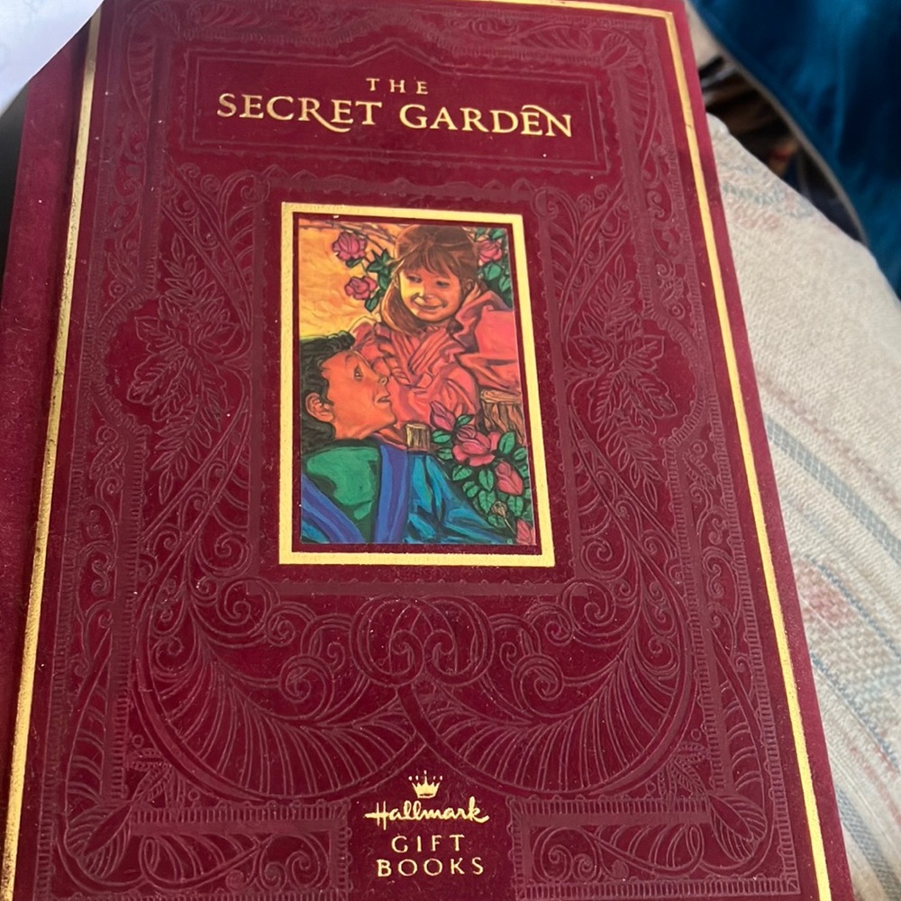 Hallmark Red and Gold 'The Secret Garden' Gift Book